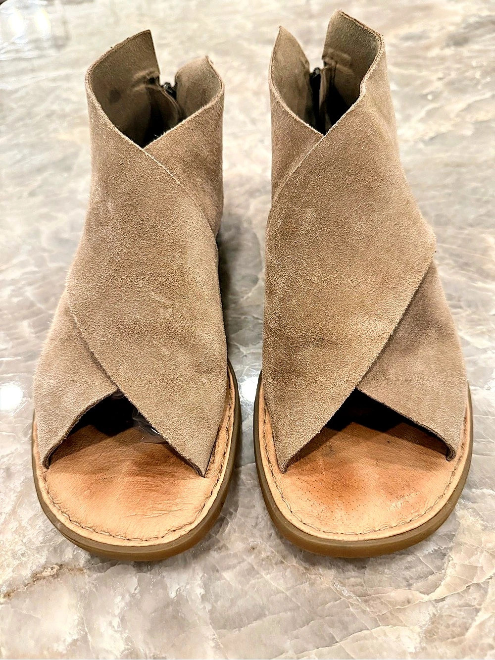 Børn Taupe Suede Wrap Peep Toe Ankle Booties Size 7